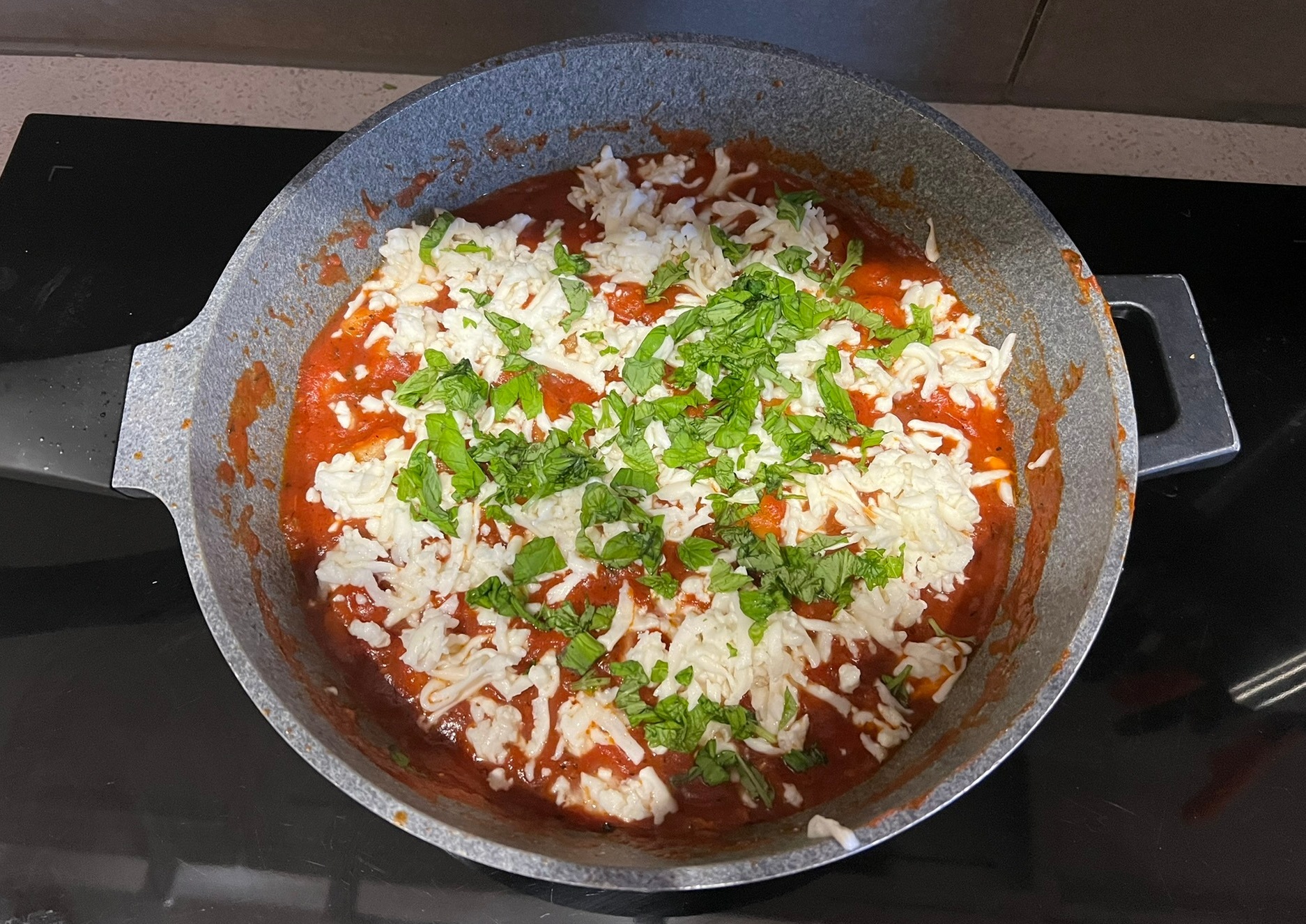 Gnocchi z mozzarellą i sosem pomidorowym